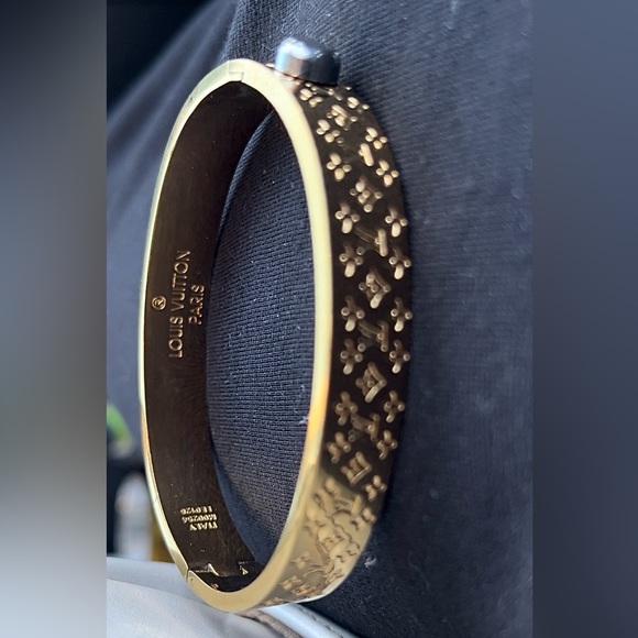 The Louis Vuitton handcuff the original price is 717$ but I’m asking for 500$ - Picture 2 of 2